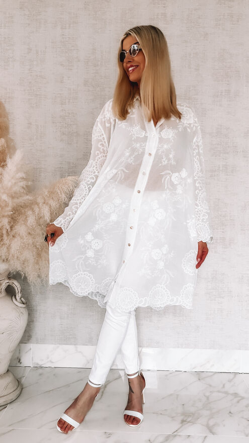 Elegancka długa koszula w haftowane kwiaty ONE SIZE biała - R914A