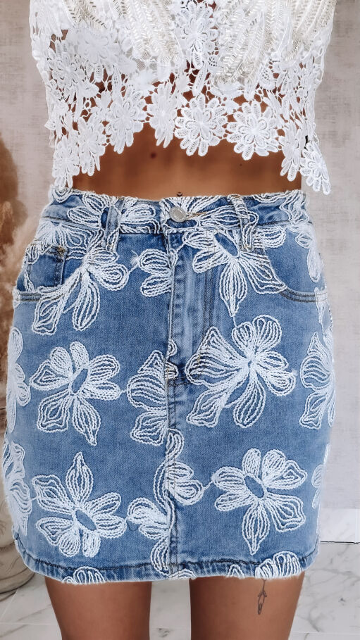 Jeansowa spódniczka haftowana w białe kwiaty BLUE JEANS - R828