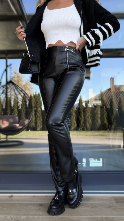 Czarne elastyczne spodnie z eko skóry - R271