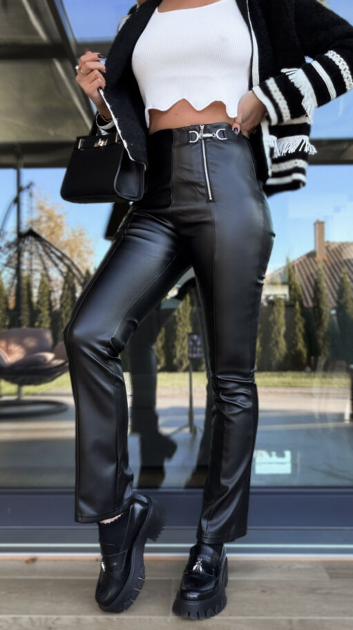 Czarne elastyczne spodnie z eko skóry - R271