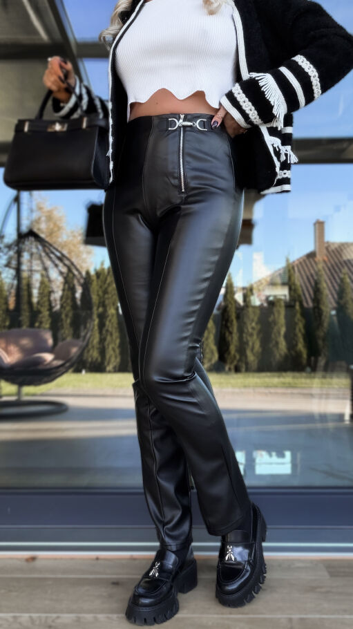 Czarne elastyczne spodnie z eko skóry - R271