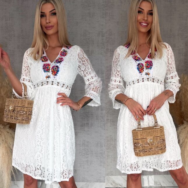 Oryginalna biała sukienka koronkowa w stylu BOHO z kolorowym dekoltem - R767