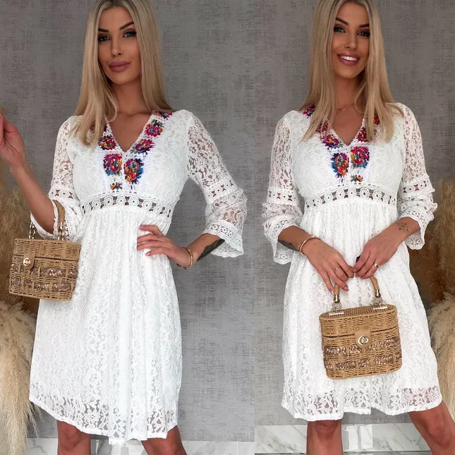 Oryginalna biała sukienka koronkowa w stylu BOHO z kolorowym dekoltem - R767