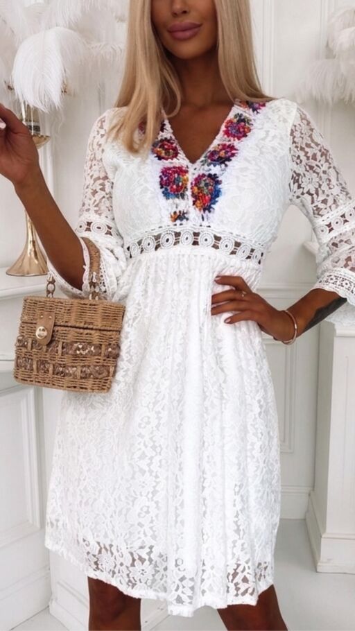 Oryginalna biała sukienka koronkowa w stylu BOHO z kolorowym dekoltem - R767