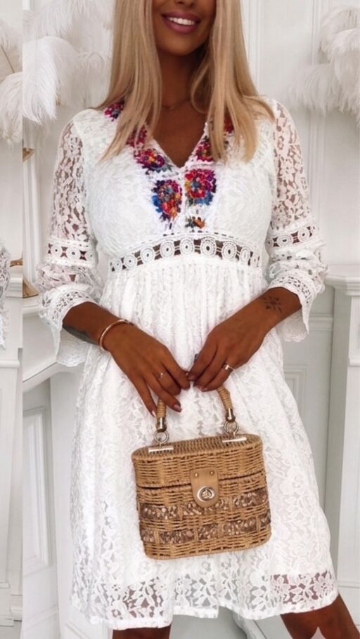 Oryginalna biała sukienka koronkowa w stylu BOHO z kolorowym dekoltem - R767