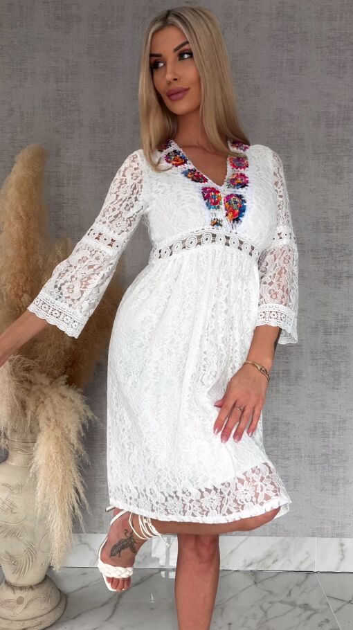 Oryginalna biała sukienka koronkowa w stylu BOHO z kolorowym dekoltem - R767