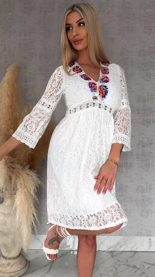 Oryginalna biała sukienka koronkowa w stylu BOHO z kolorowym dekoltem - R767