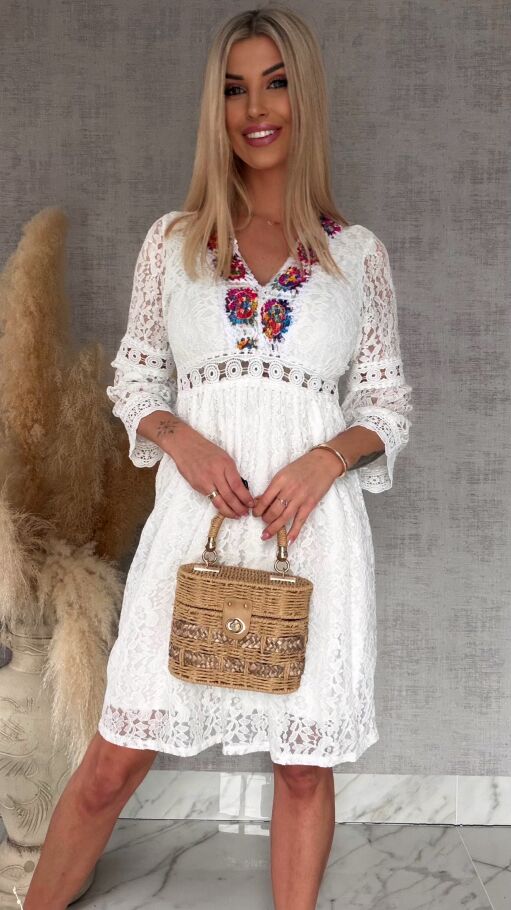 Oryginalna biała sukienka koronkowa w stylu BOHO z kolorowym dekoltem - R767