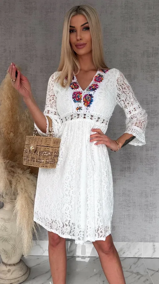 Oryginalna biała sukienka koronkowa w stylu BOHO z kolorowym dekoltem - R767