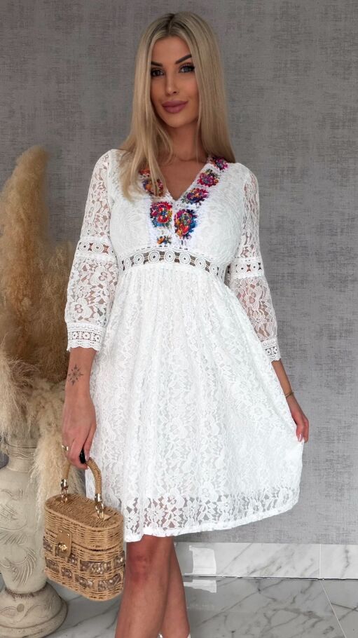 Oryginalna biała sukienka koronkowa w stylu BOHO z kolorowym dekoltem - R767