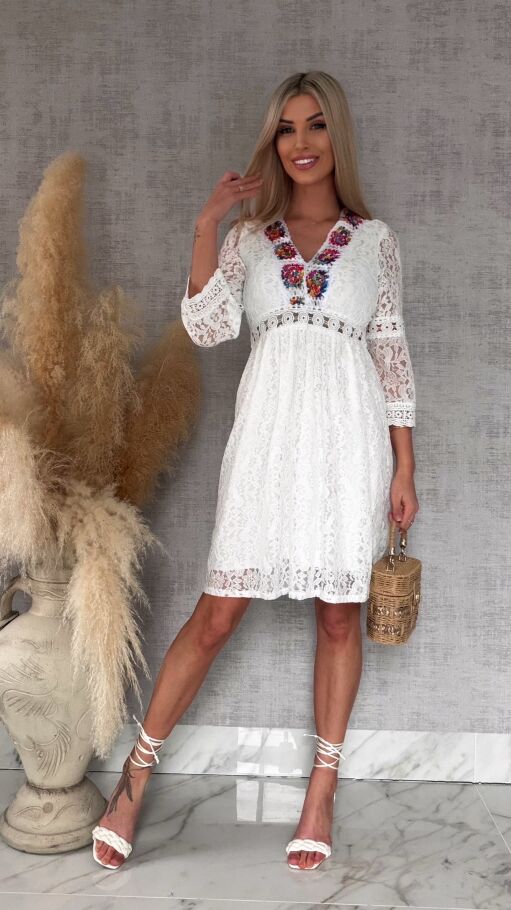 Oryginalna biała sukienka koronkowa w stylu BOHO z kolorowym dekoltem - R767