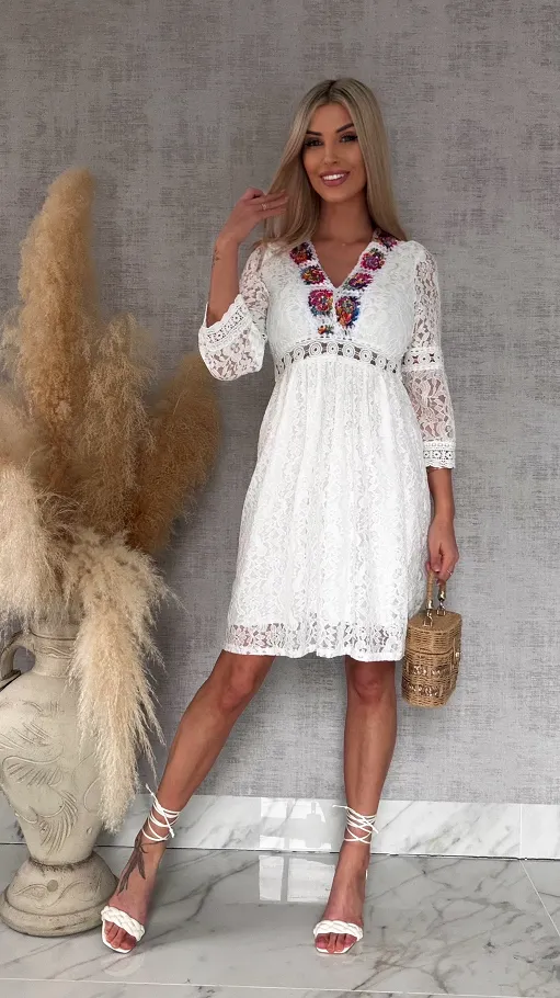 Oryginalna biała sukienka koronkowa w stylu BOHO z kolorowym dekoltem - R767