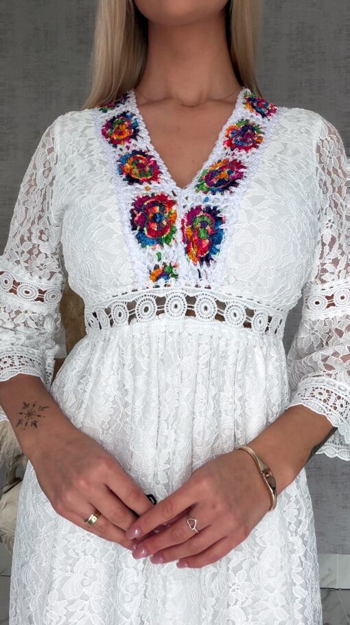 Oryginalna biała sukienka koronkowa w stylu BOHO z kolorowym dekoltem - R767