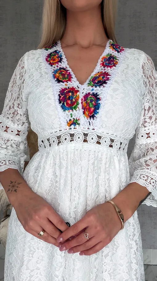 Oryginalna biała sukienka koronkowa w stylu BOHO z kolorowym dekoltem - R767