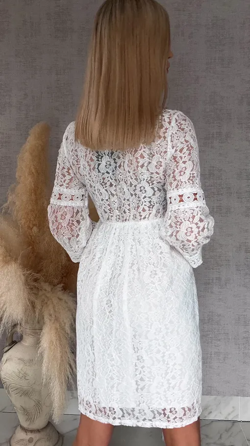 Oryginalna biała sukienka koronkowa w stylu BOHO z kolorowym dekoltem - R767