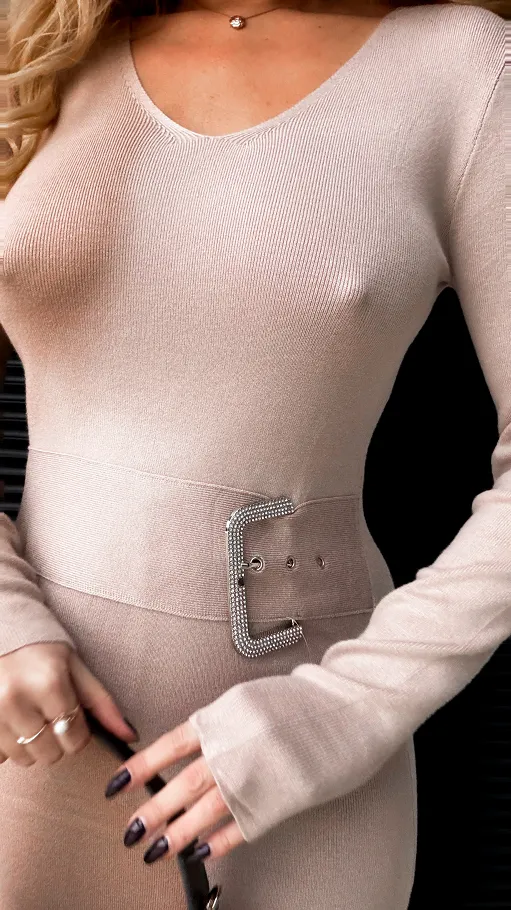 Sukienka dzianinowa z ozdobną sprzączką ONE SIZE jasny beż - R341A
