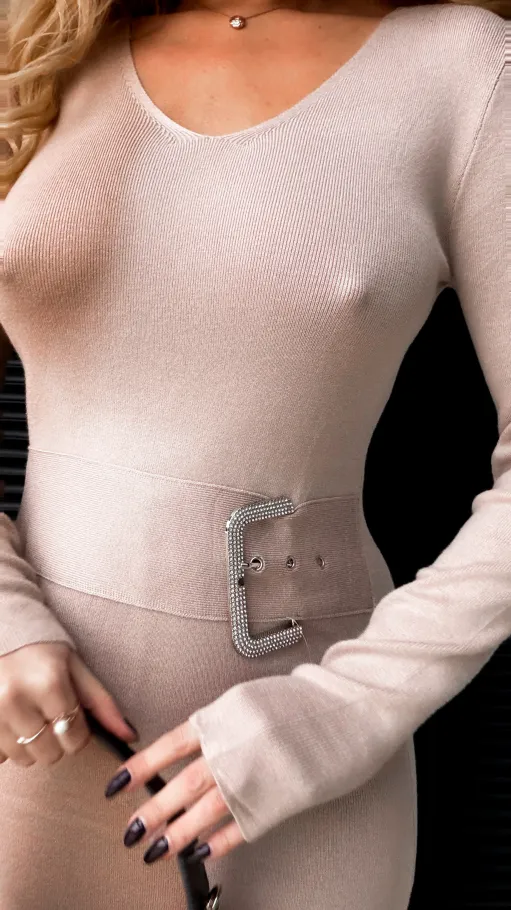 Sukienka dzianinowa z ozdobną sprzączką ONE SIZE jasny beż - R341A
