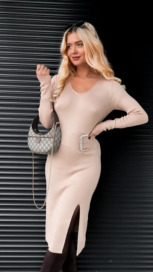 Sukienka dzianinowa z ozdobną sprzączką ONE SIZE jasny beż - R341A