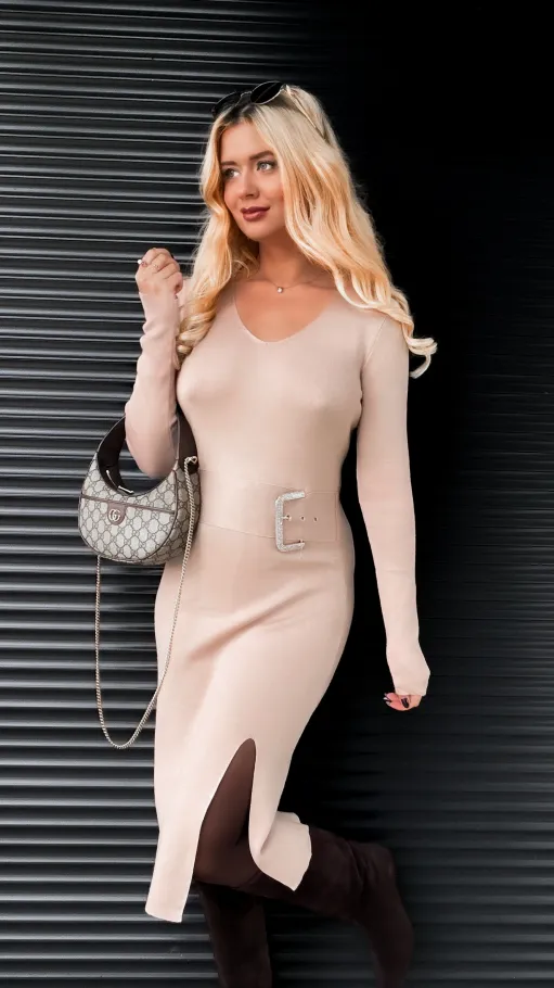 Sukienka dzianinowa z ozdobną sprzączką ONE SIZE jasny beż - R341A