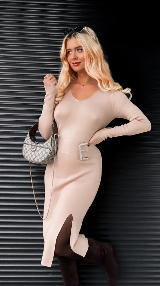 Sukienka dzianinowa z ozdobną sprzączką ONE SIZE jasny beż - R341A