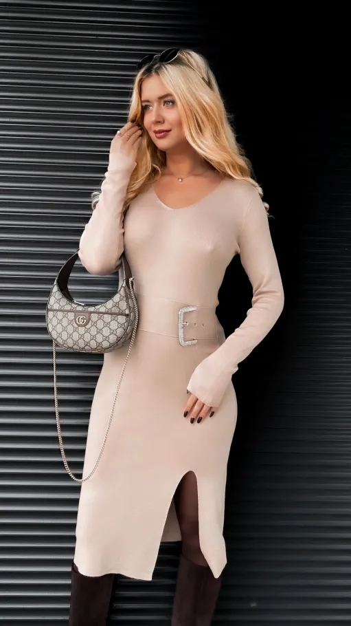 Sukienka dzianinowa z ozdobną sprzączką ONE SIZE jasny beż - R341A