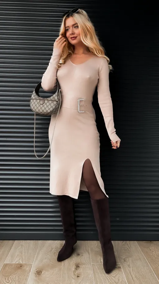 Sukienka dzianinowa z ozdobną sprzączką ONE SIZE jasny beż - R341A