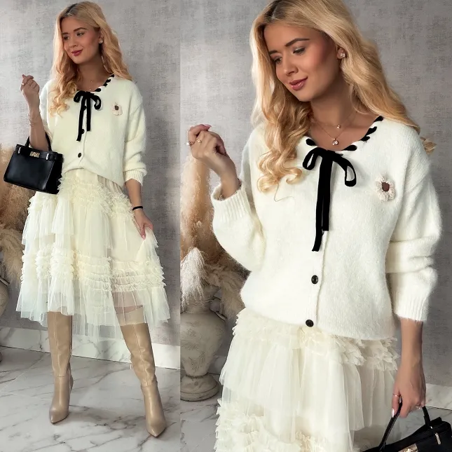 Elegancki sweter ECRU z guzikami i czarną tasiemką ONE SIZE - R364