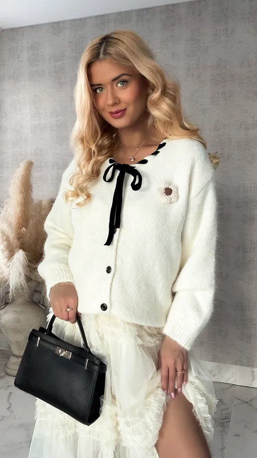 Elegancki sweter ECRU z guzikami i czarną tasiemką ONE SIZE - R364