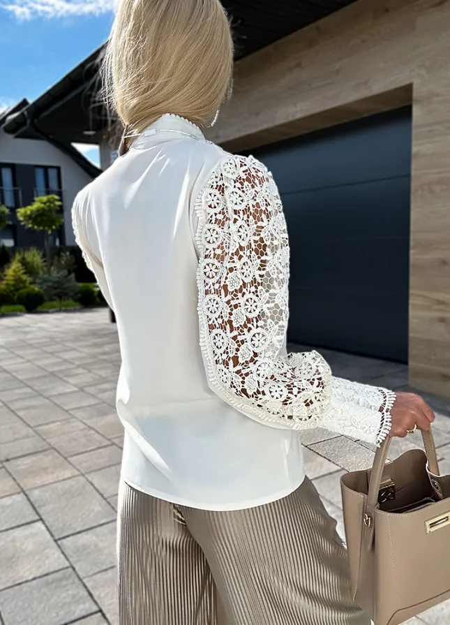 Elegancka bluzka koszulowa pięknie ozdobiona koronką ECRU - M087