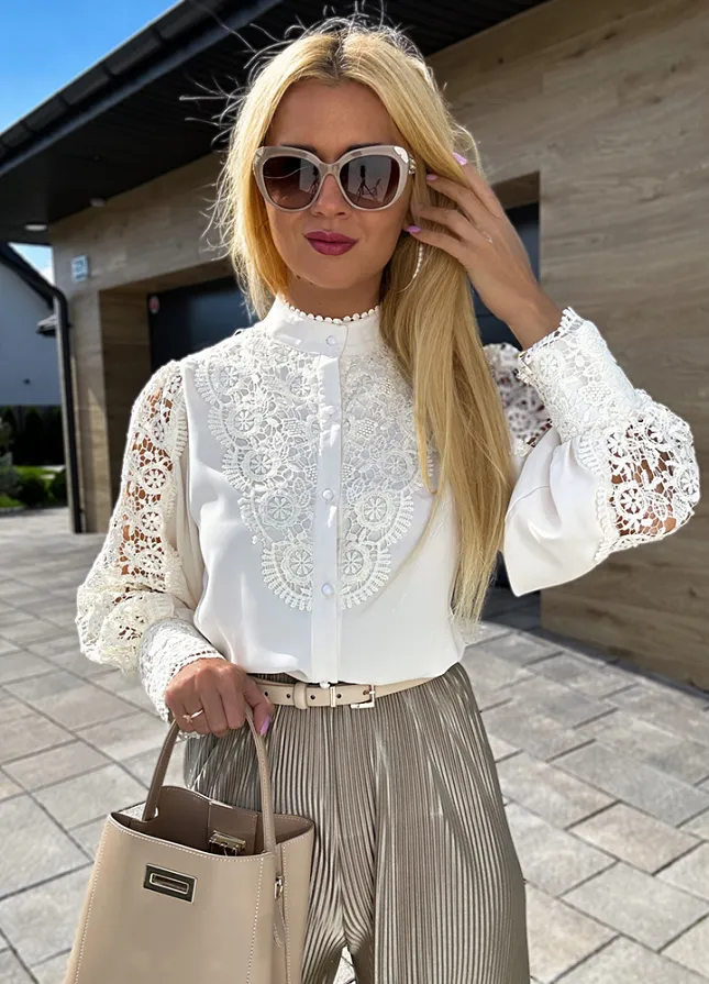 Elegancka bluzka koszulowa pięknie ozdobiona koronką ECRU - M087