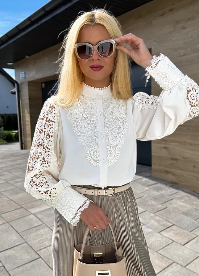 Elegancka bluzka koszulowa pięknie ozdobiona koronką ECRU - M087