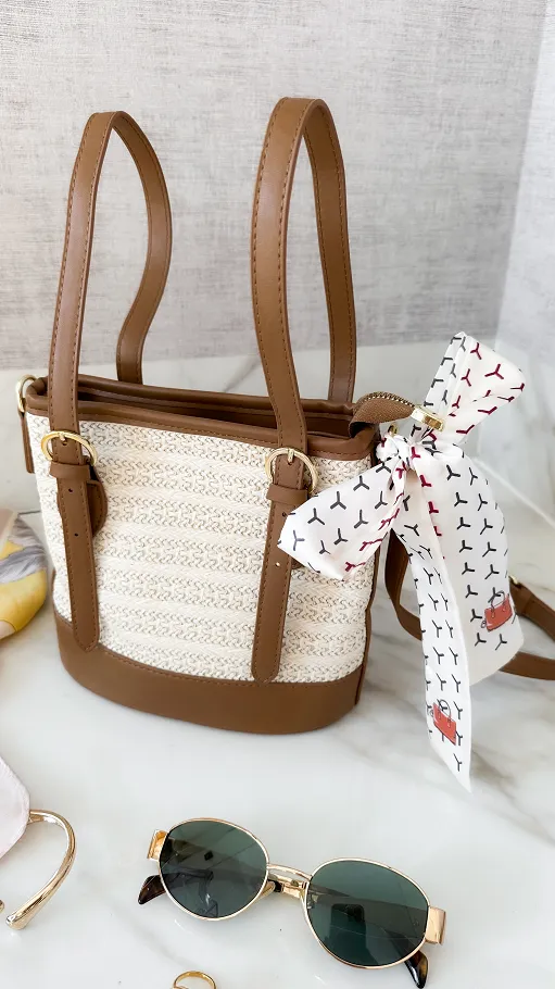 Modna torebka EKO RATTAN z chustą i brązowymi dodatkami - P670