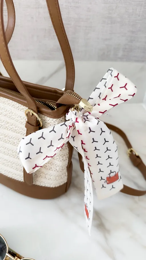 Modna torebka EKO RATTAN z chustą i brązowymi dodatkami - P670