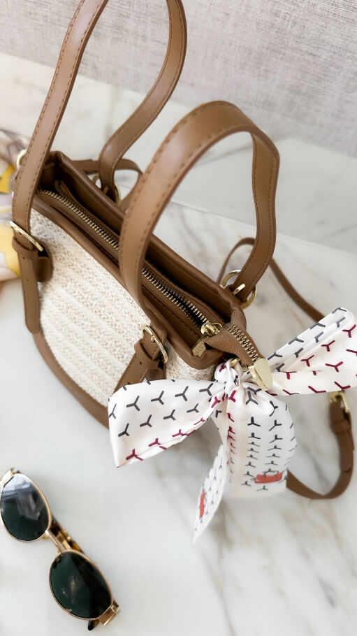 Modna torebka EKO RATTAN z chustą i brązowymi dodatkami - P670