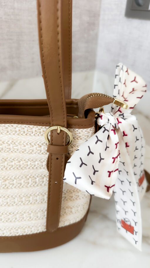 Modna torebka EKO RATTAN z chustą i brązowymi dodatkami - P670