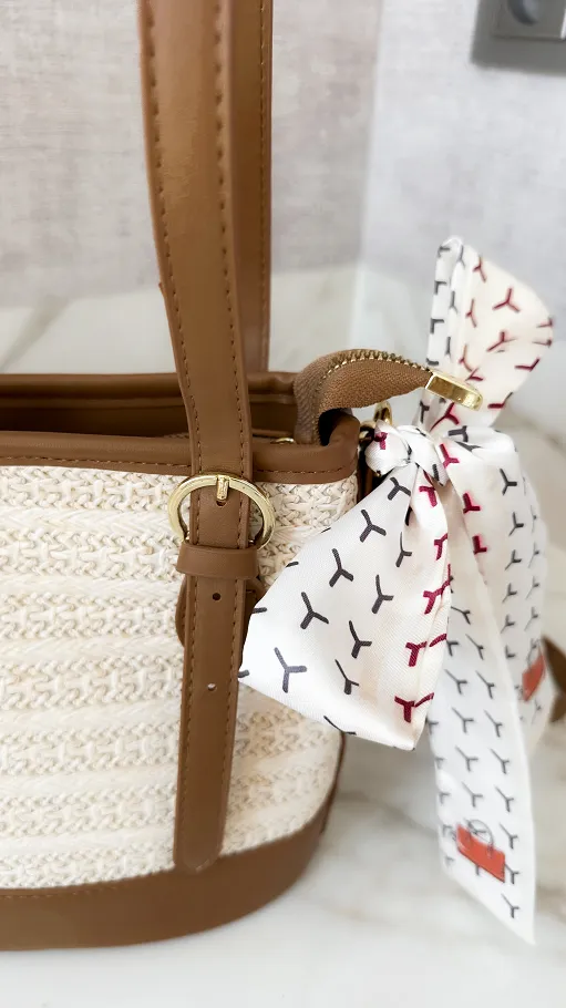 Modna torebka EKO RATTAN z chustą i brązowymi dodatkami - P670