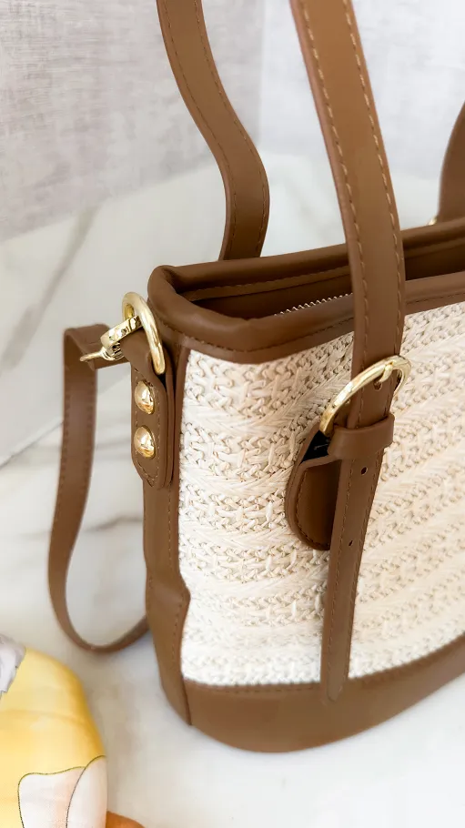 Modna torebka EKO RATTAN z chustą i brązowymi dodatkami - P670