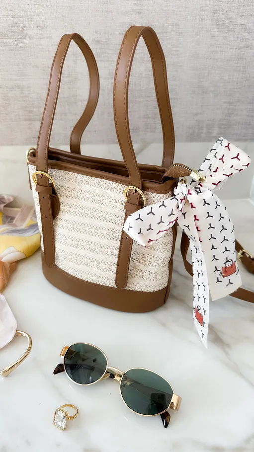 Modna torebka EKO RATTAN z chustą i brązowymi dodatkami - P670