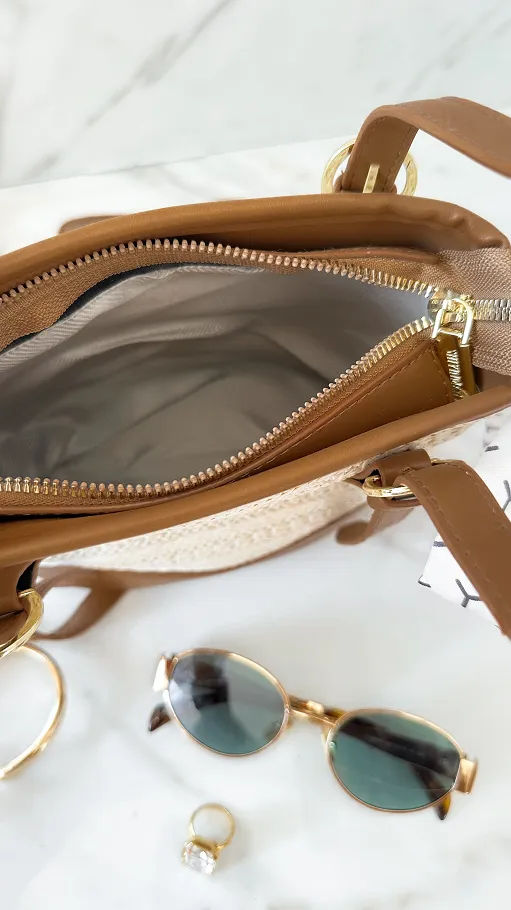 Modna torebka EKO RATTAN z chustą i brązowymi dodatkami - P670