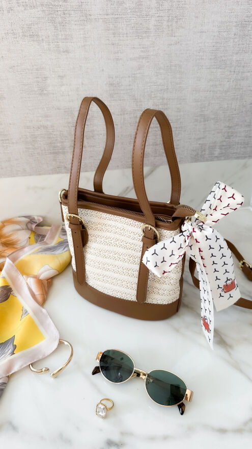 Modna torebka EKO RATTAN z chustą i brązowymi dodatkami - P670