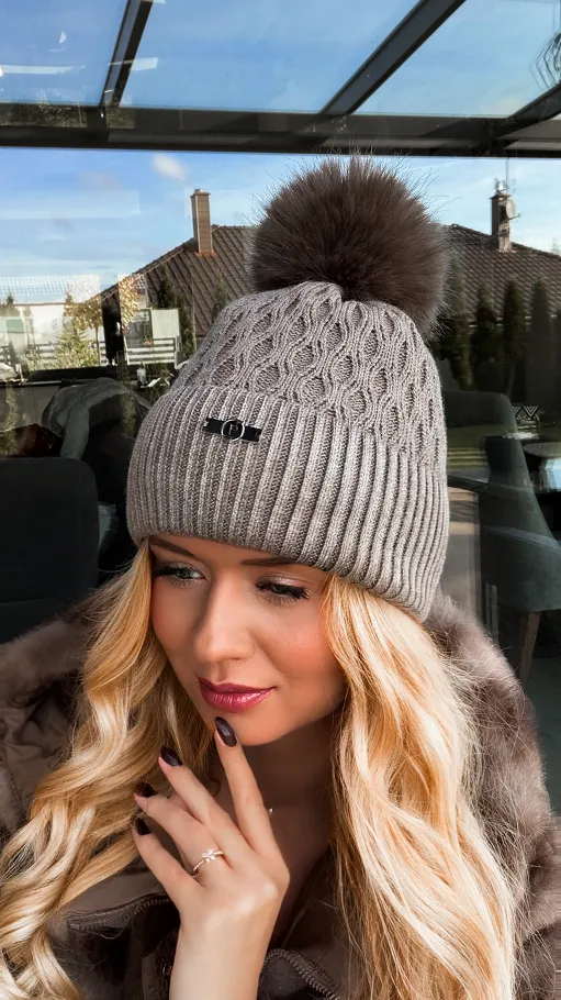 Czapka damska ze złotym brokatem FANGO produkt polski - R296