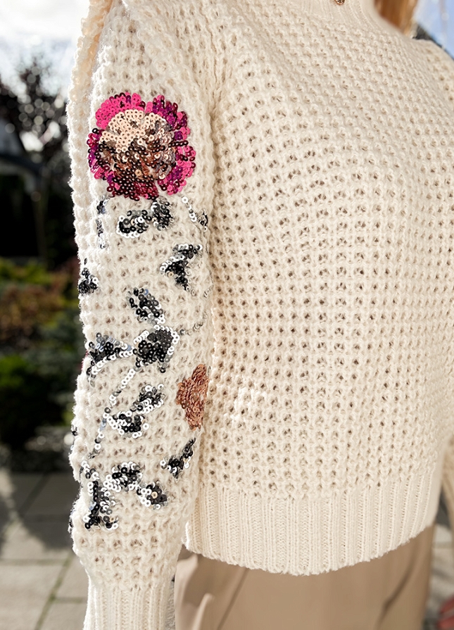Elegancki sweter podkreślający ramiona z cekinowymi kwiatami ECRU - M354