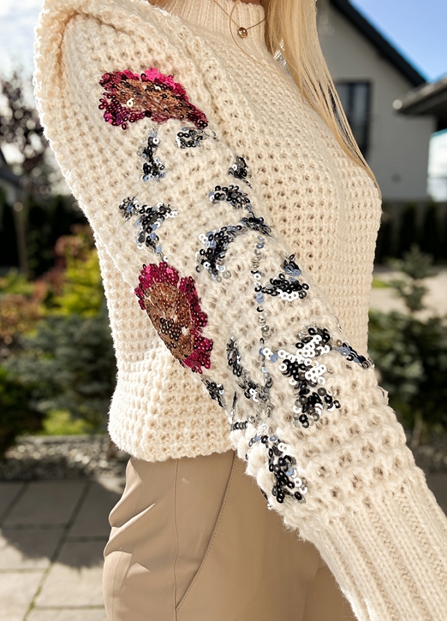 Elegancki sweter podkreślający ramiona z cekinowymi kwiatami ECRU - M354