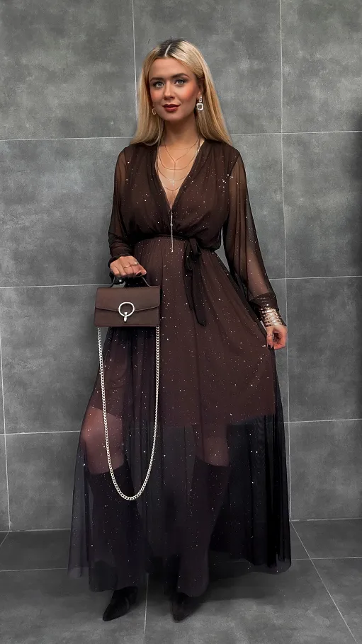 Tiulowa maxi sukienka zdobiona srebrnymi cekinami CZEKOLADOWA - R282