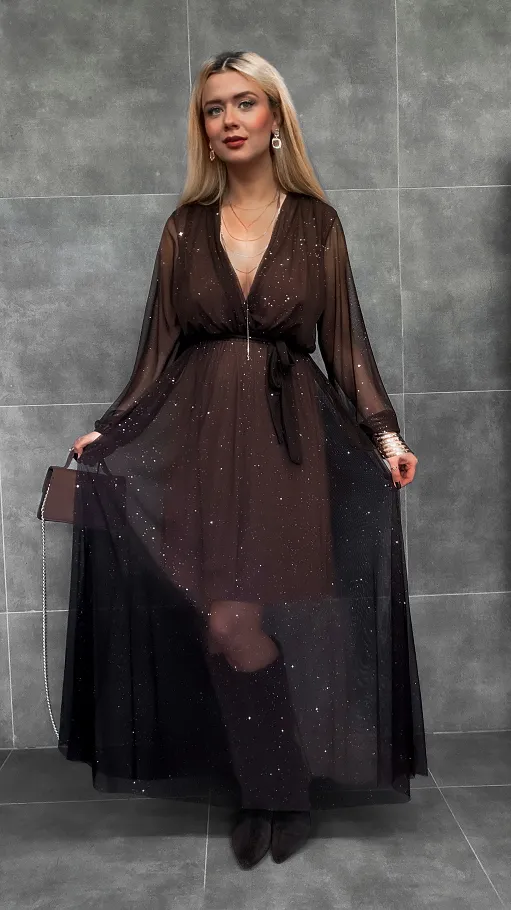 Tiulowa maxi sukienka zdobiona srebrnymi cekinami CZEKOLADOWA - R282
