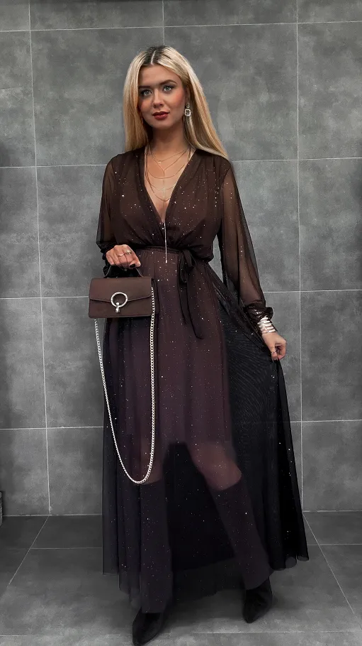 Tiulowa maxi sukienka zdobiona srebrnymi cekinami CZEKOLADOWA - R282