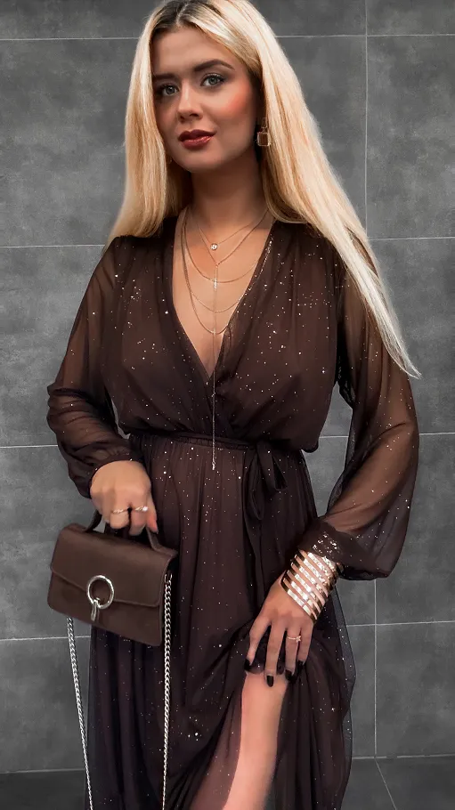 Tiulowa maxi sukienka zdobiona srebrnymi cekinami CZEKOLADOWA - R282