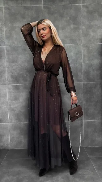 Tiulowa maxi sukienka zdobiona srebrnymi cekinami CZEKOLADOWA - R282