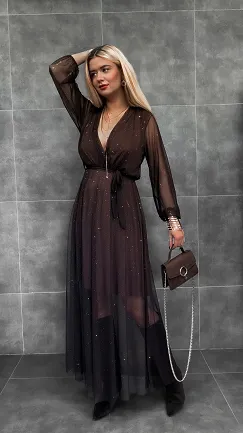 Tiulowa maxi sukienka zdobiona srebrnymi cekinami CZEKOLADOWA - R282