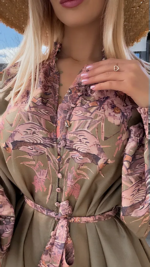 Stylowa MAXI sukienka w różowe kwiaty zapinana na guziki - R696